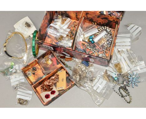 A SMALL BOX OF JEWELLERY to include an abalone shell puffin brooch, a silver ingot pendant and chain, a heart shape locket, a