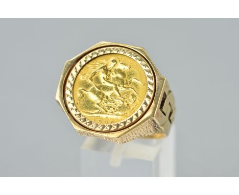 A GENTLEMAN'S 9CT GOLD SOVEREIGN RING, centrally set with a half sovereign dated 1900, to the octagonal mount and textured an