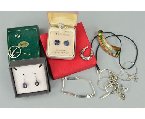 A SELECTION OF SILVER AND WHITE METAL JEWELLERY to include a late Victorian horseshoe shape brooch (pin and clasp missing), a