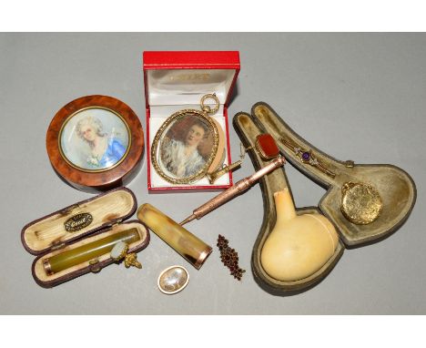 A SELECTION OF MAINLY LATE 19TH TO EARLY 20TH CENTURY JEWELLERY AND NOVELTIES to include a horn cheroot, a further cased cher