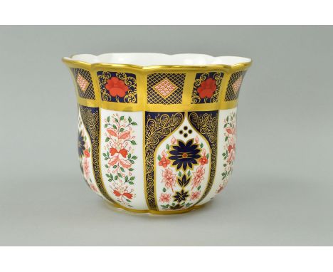 A ROYAL CROWN DERBY OLD IMARI GARDENIA PLANTER, '1128' pattern, height 13.5cm