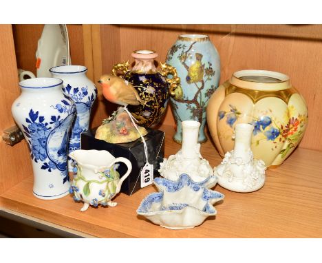 A GROUP OF CERAMICS, to include boxed Royal Crown Derby Robin (tail loose in box), a Royal Worcester Pot Pourri (missing cove