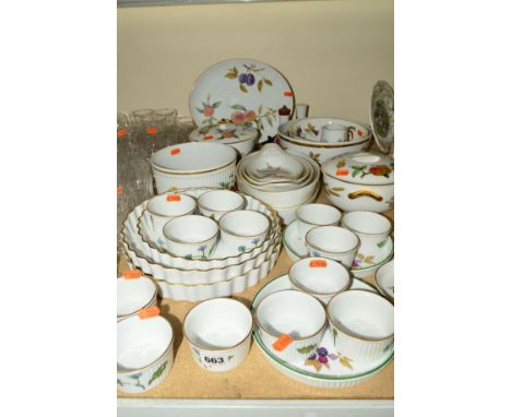 ROYAL WORCESTER 'EVESHAM' AND 'ASTLEY' OVEN AND TABLEWARES etc to include flan dishes, tureens and serving dishes (over 30 pi