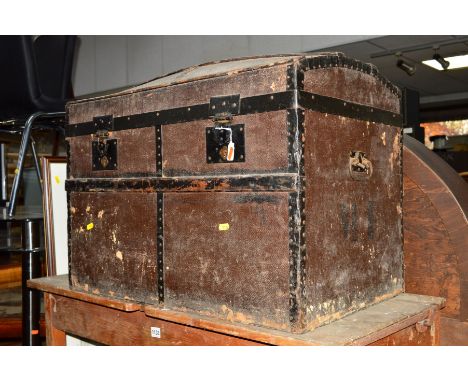 A VINTAGE WOODEN BANDED DOMED TOPPED TRUNK (sd)