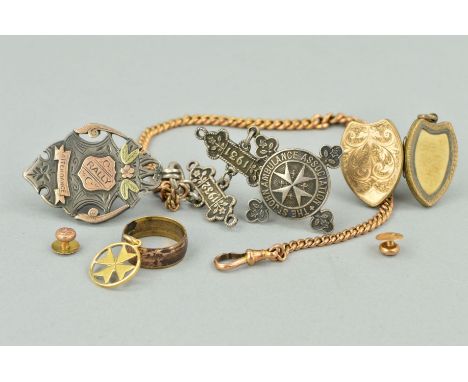 A SELECTION OF LATE 19TH TO EARLY 20TH CENTURY JEWELLERY AND NOVELTIES to include a rolled gold band ring, a shield shaped lo