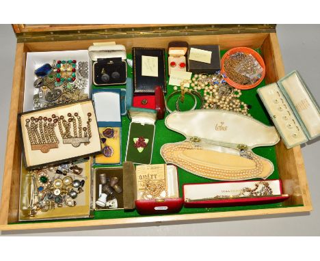 A HINGED TABLE TOP WOODEN DISPLAY CASE OF COSTUME JEWELLERY to include a pair of cased Wedgwood cufflinks, five cased faceted