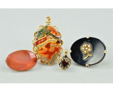 FOUR ITEMS OF GEM JEWELLERY to include an oval onyx brooch set with split pearls to the central floral panel, together with a