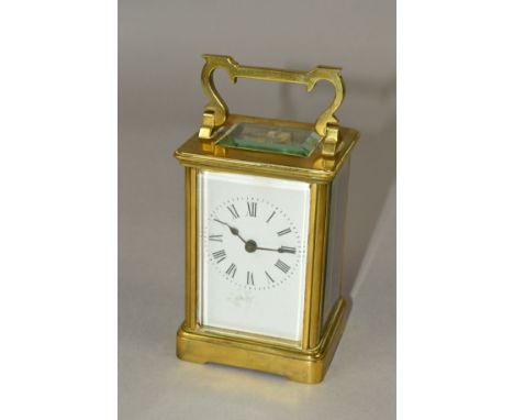 AN EARLY 20TH CENTURY BRASS CASED CARRIAGE CLOCK, five bevel edged glass panels, white enamel dial with Roman numerals, with 