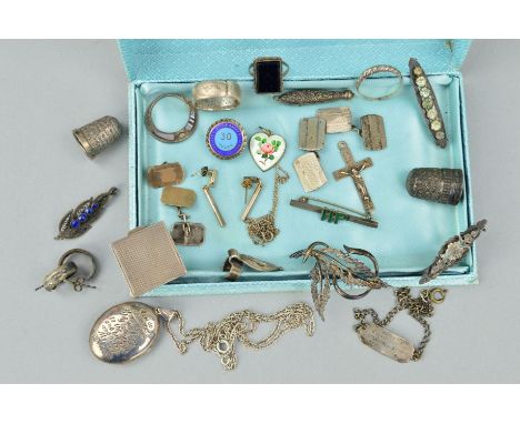 A SELECTION OF SILVER AND WHITE METAL JEWELLERY to include a Norwegian enamel heart pendant with the Lords Prayer on the reve