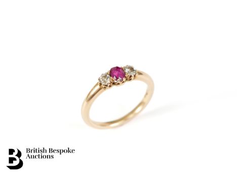 14/15ct yellow gold diamond and ruby ring. The ring set with an round-cut ruby approx 4 x 3.2 mm and two old-cut dias 10 pts 