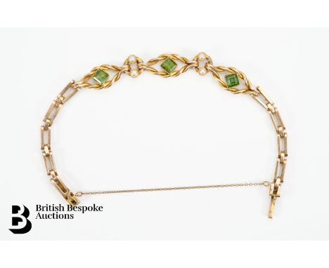 Vintage 14/15ct yellow gold bracelet, set with peridot and seed pearls, with 170mm. The bracelet set with four 3mm seed pearl