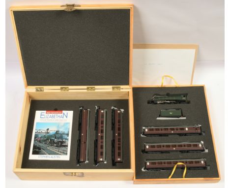 Bachmann 31-960 (Limited Edition) "The Elizabethan" Set containing 4-6-2 BR green A4 Class No.60017 "Silver Fox", along with 