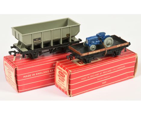 Hornby Dublo 2-rail pair of Wagons comprising of 4644 21-ton Hopper Wagon and 4649 Low-Sided Wagon with Tractor (has metal co