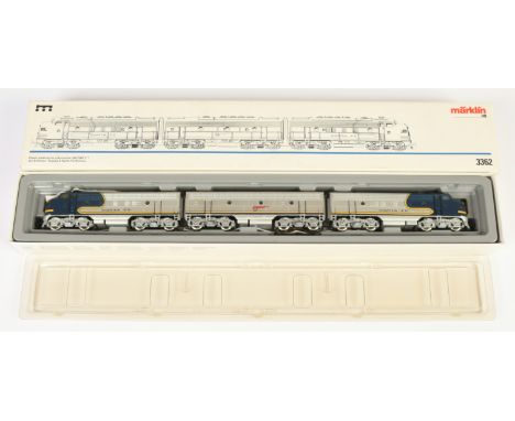 Marklin HO Gauge Ref 3362 Diesel containing Power Car Bo-Bo GM EMD F7, Dummy End and Centre Car in Santa Fe blue and silver l