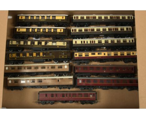 Bachmann Branchline OO Tri-ang&nbsp; Plus others assorted coaches - Various liveried coaches, One pullman coach is missing a 