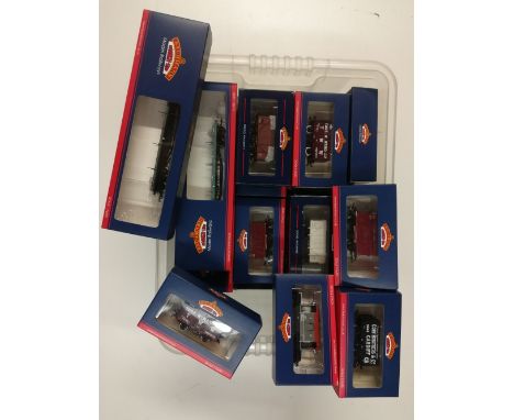 Approximately 31 items of Bachmann 00 gauge boxed rolling stock.