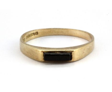 A gentleman's 9ct yellow gold onyx set ring, (K.5).