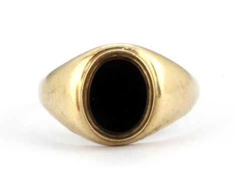 A gentleman's 9ct yellow gold onyx set signet ring, (K.5).