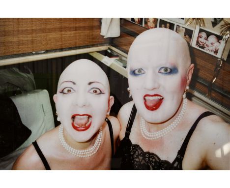 EVA &amp; ADELE (XX-XXI)Close up et Blow up, Self-Timer Photography, Paris , 1997 Photographie en couleur sous DiasecEdition: