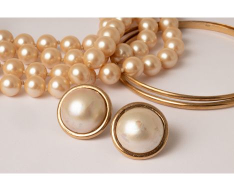 A 9ct gold pair of connected bangles, a single 9ct gold bangle, a pair of 9ct gold circular simulated pearl earrings and a Mo