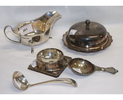 A hallmarked silver sauce boat and ladle, Sheffield 1927, 4½ oz.; 3 pieces of silver plate