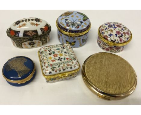 5 enamelled trinket boxes to include The Grosvenor Estate 1977 Halcyon Days box. Together with a goldtone Stratton powder com