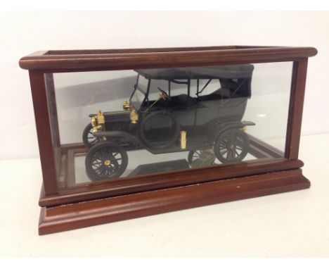 A Franklin mint 1:16 SCALE 1913 Model T Ford model in wooden display case