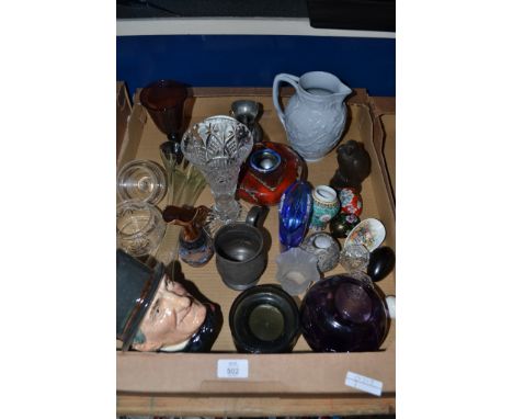 TRAY CONTAINING CERAMICS AND GLASS WARE TO INCLUDE A ROYAL DOULTON TOBY JUG, BLACK RYDEN POTTERY JUG, GLASS WARE ETC