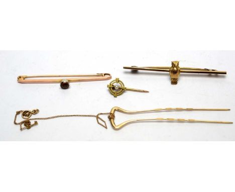 A 9ct yellow gold owl pattern bar brooch, 1.8g gross; a 9ct yellow gold hair pin, 1.3g; a 9ct yellow gold and citrine set bar