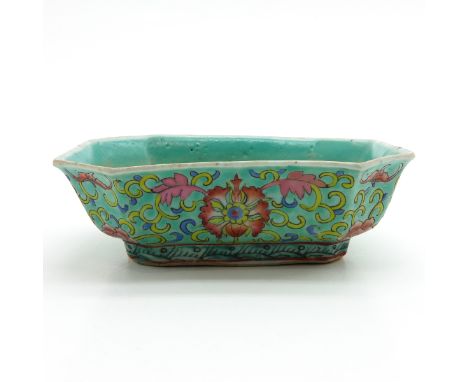 Light green background with famille rose enamels, marked with seal mark on the bottom, 18 x 14 x 6 cm.