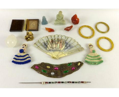 A group of Chinese and Continental collectibles, comprising five agate carved sculptures, 7.5 and 5cm, two as Buddhist deitie