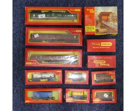Tri-ang Hornby '00' gauge model railway, 2-rail electric, a quantity, all boxed, including R.52S 0-4-0 Tank locomotive, three