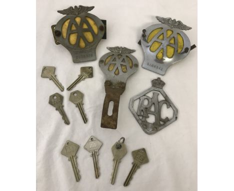 A quantity of vintage AA and RAC badges and keys. Comprising; RAC badge No V87132, AA badge 9A88942, AA badge 0886326, AA mot