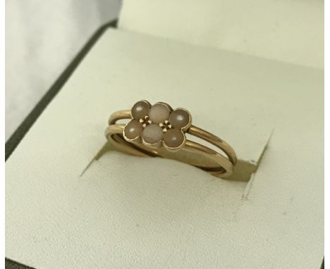 Vintage 18ct gold dress ring with split shank. Set with 6 small seed pearls. Total weight approx 2.4g.