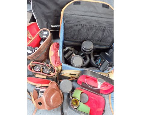 A MINOLTA 7000 CAMERA, OTHER CAMERAS, LENSES boniculars, and camera bags