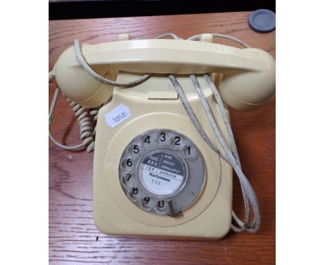 A VINTAGE CREAM DIAL TELEPHONE 