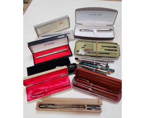 A VINTAGE PARKER PEN (boxed) and similar pens
