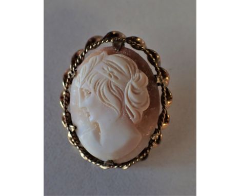 HAND CARVED SHELL CAMEO BROOCH of oval shape. Mounted with a hand-carved shell cameo, depicting a classical femail head and s