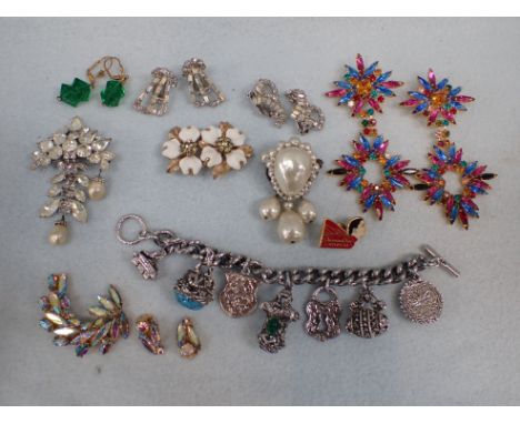 A COLLECTION OF VINTAGE COSTUME JEWELLERY 