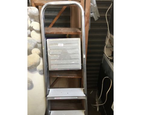 ALUMINIUM STEP LADDERS