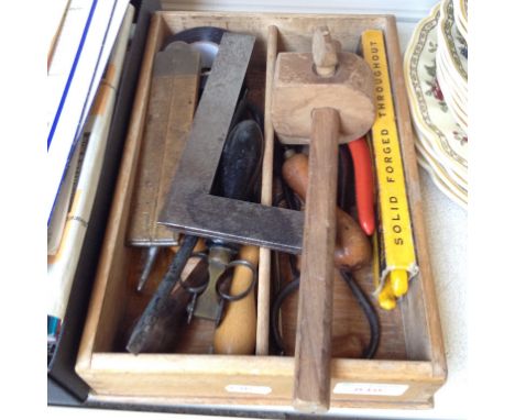 SMALL WOOD TRAY OF TOOLS      H4