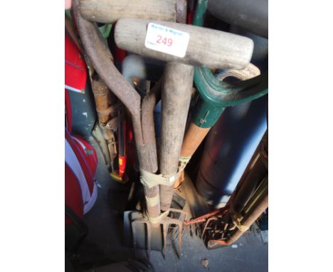 2 BUNDLES OF GARDEN TOOLS