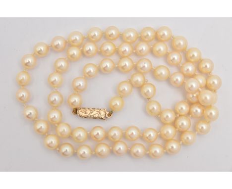 A SINGLE STRAND OF CULTURED PEARLS, cream pearls with a pink hue, each measuring approximately 6.6-6.8mm, individually knotte