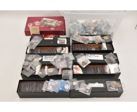 A LARGE PLASTIC TUB OF WORLD COINS, to include an undated 20p coin minted in error, a small box containing 4x Richard I short