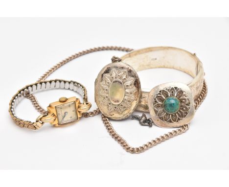 A SELECTION OF JEWELLERY, to include a silver hinged bangle, with foliate pattern, hallmarked Birmingham, a white metal oval 