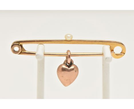 A YELLOW METAL BAR BROOCH, polished bar with attached small pearl, stamped 9ct, suspending a rose metal puffy heart charm, le