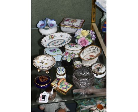 A GROUP OF TRINKET BOXES, TRINKET DISHES AND SIMILAR ITEMS, to include a Dubarry Limoges trinket box in the form of a basket 
