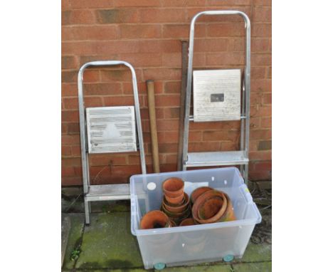 A TRAY CONTAINING TERRACOTTA PLANT POTS, twenty four in total of varying sizes along with two step ladders and two sledge ham