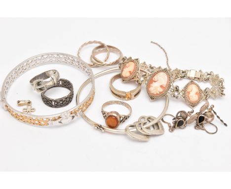 A SMALL ASSORTMENT OF JEWELLERY, to include an open work hinged bangle stamped 925, a white metal bangle with heart charms st