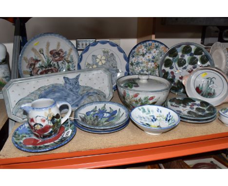A COLLECTION OF HIGHLAND STONEWARE TABLE AND DINNER WARE ITEMS to include various floral, garden, and cat patterns comprising